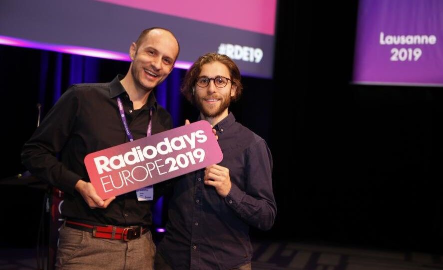 Cornelius Ringe und Sebastian Fuchs mit dem Logo der Radiodays Europe 2019