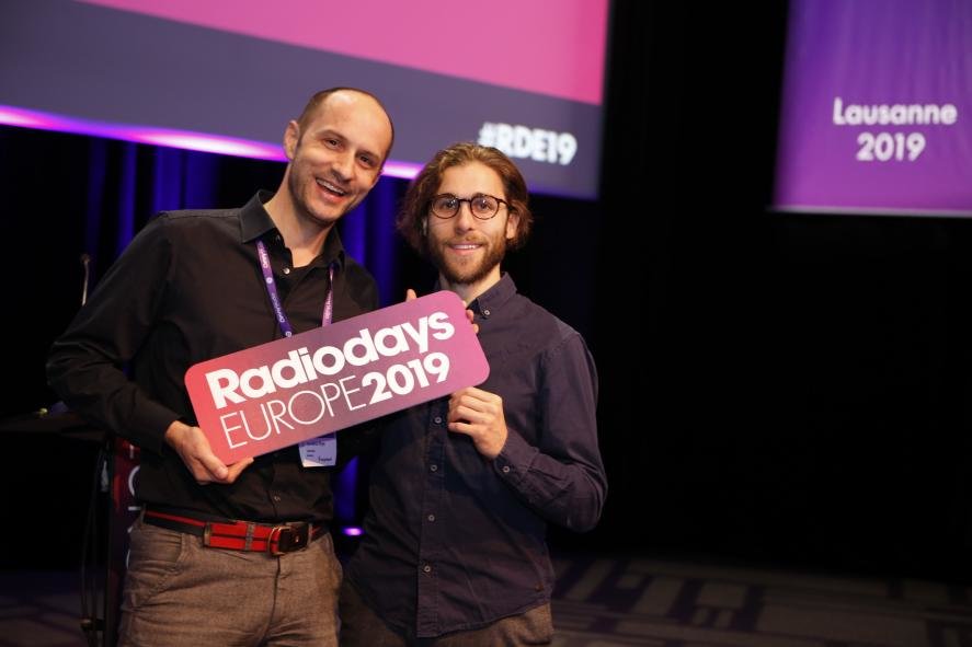 Cornelius Ringe und Sebastian Fuchs mit dem Logo der Radiodays Europe 2019