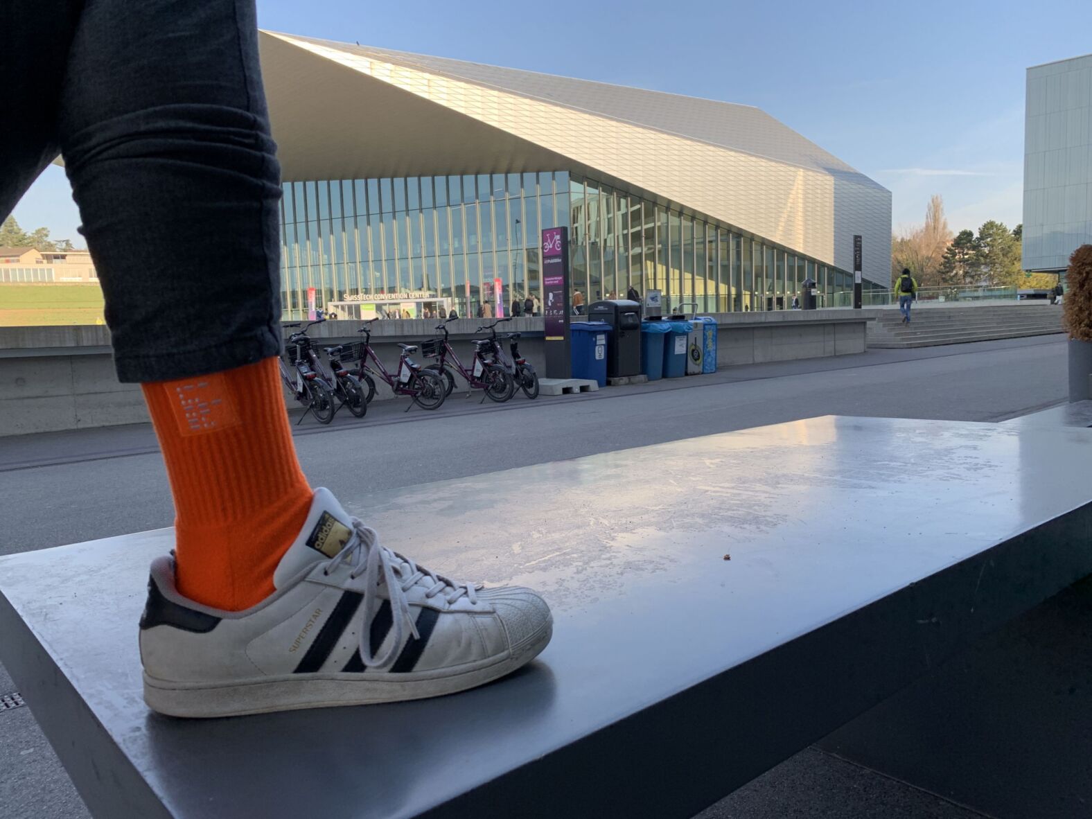 WESOUND Socke vor dem SwissTech Convention Centre