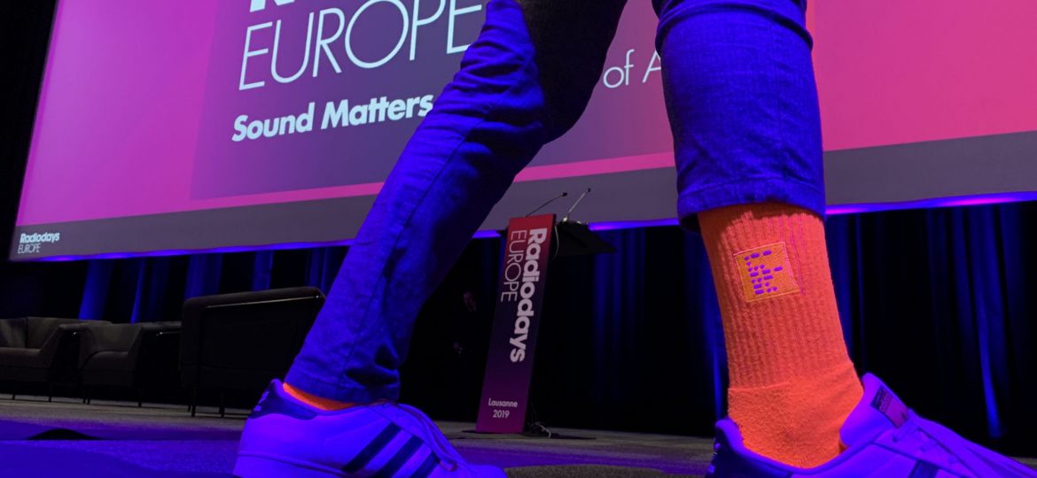 Cornelius präsentiert die WESOUND Socken auf den Radiodays Europe 2019