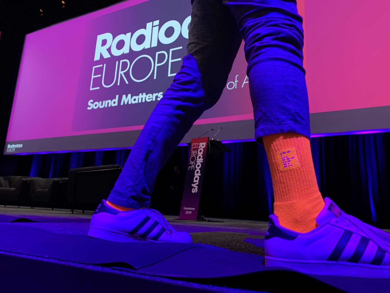 Cornelius präsentiert die WESOUND Socken auf den Radiodays Europe 2019