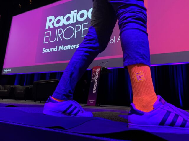 Cornelius präsentiert die WESOUND Socken auf den Radiodays Europe 2019